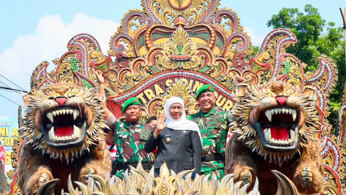 Gubernur Khofifah dan Pangdam V/Brawijaya Lepas Karnaval Budaya di Bangkalan. 