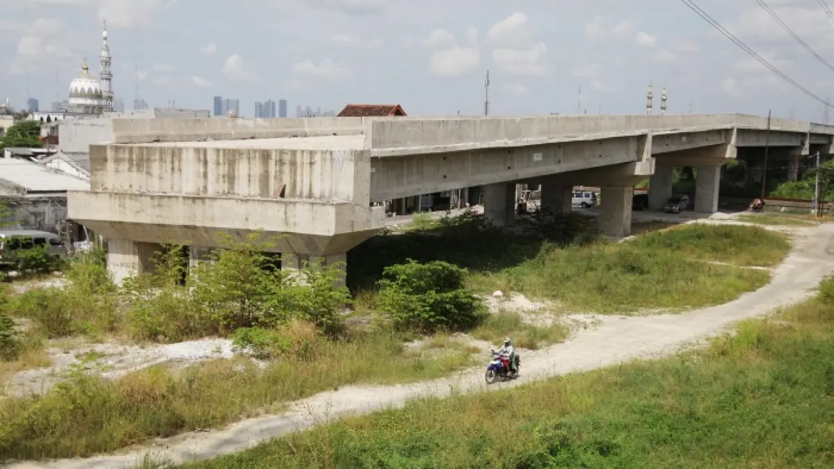 INFRASTRUKTUR: Pemerintah Kota Surabaya mempercepat pembangunan fisik Jalan Lingkar Luar Barat (JLLB) yang ditargetkan rampung pada Juli 2027. Proyek itu menghubungkan kawasan Gelora Bung Tomo (GBT), Sememi, hingga Pelabuhan Teluk Lamong. (Foto istimewa)
