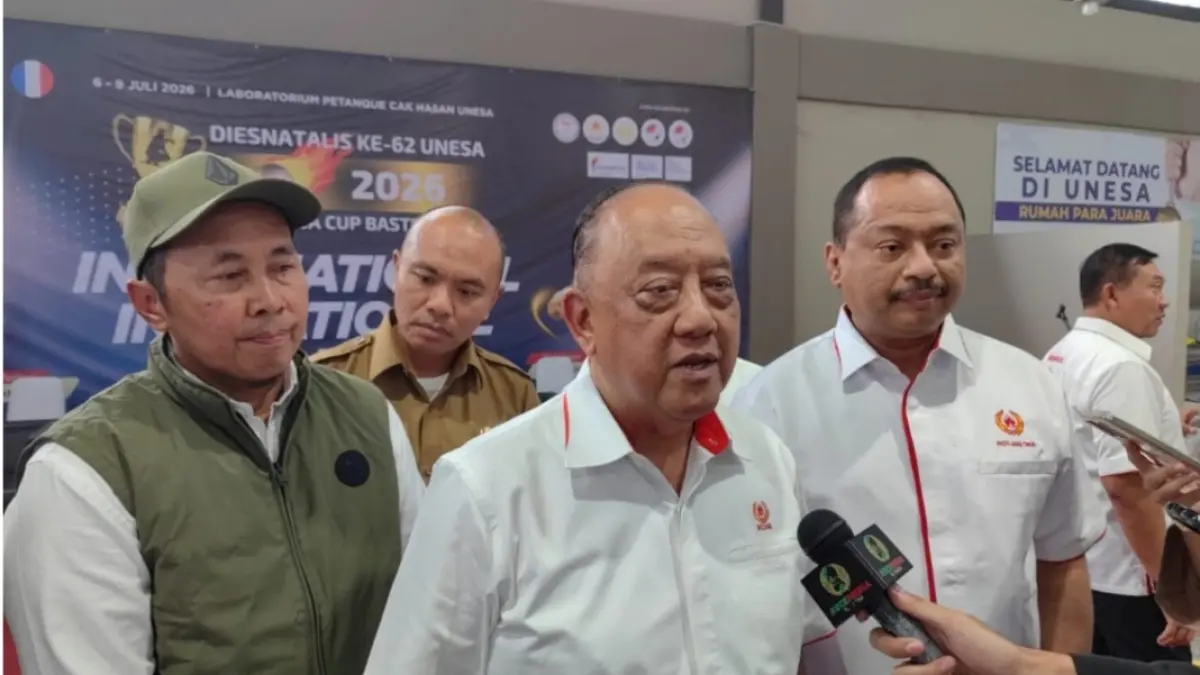 Ketua KONI Pusat Marciano Norman (tengah) bersama Prof Cahyo Dwi Kartiko (kiri) dan Ketua Umum KONI Jatim Muhammad Nabil. (KONI Pusat) 