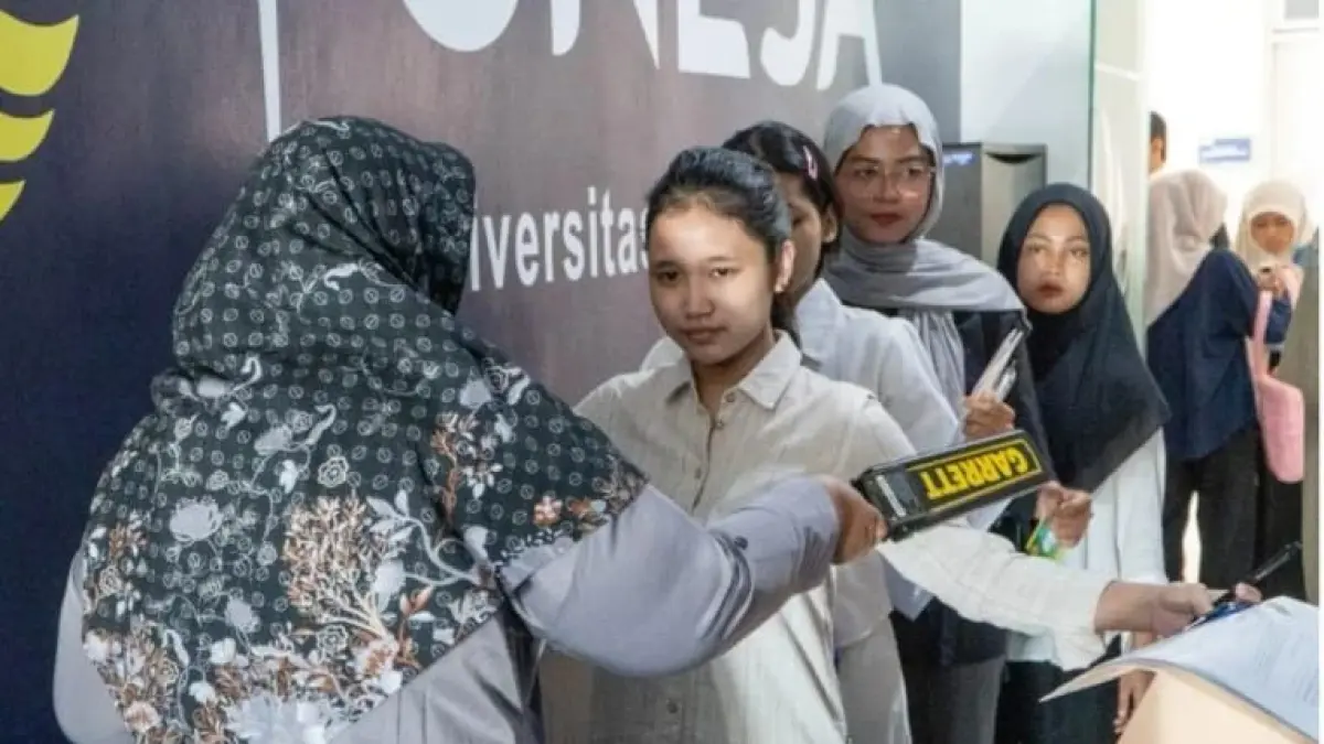 Peserta TMUBK jalur mandiri Program Studi Kedokteran Unesa menjalani pemeriksaan menggunakan metal detector sebelum memasuki ruang ujian di Fakultas Kedokteran, Kampus II Lidah Wetan, Surabaya.(Rahmat Sudrajat) 