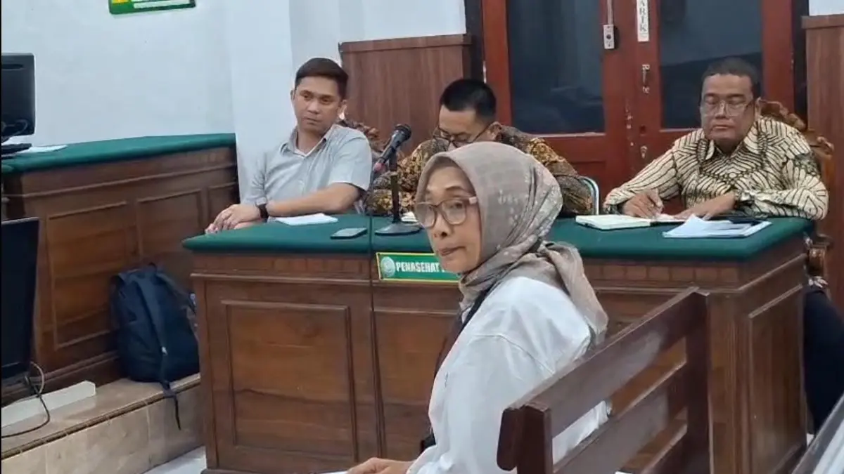 BERSAKSI: Saksi dari auditor BPKP Jatim saat memberikan kesaksian di PN Surabaya.(IST/RADAR SURABAYA)
