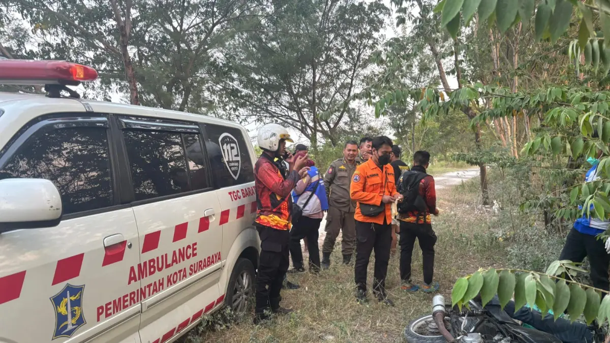 DIEVAKUASI : Petugas mengevakuasi mayat IK pencari biawak ditemukan meninggal dunia di bozem Sumberejo, Pakal, Surabaya.(IST/RADAR SURABAYA)