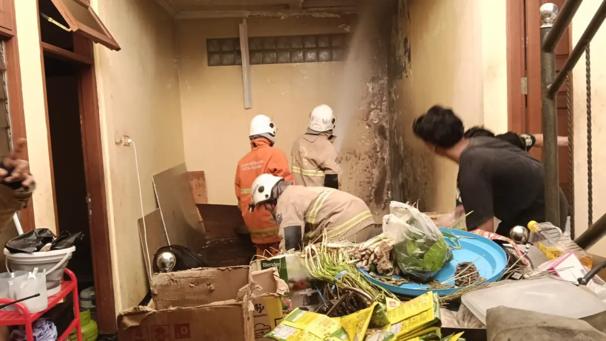 HANGUS: Bagian pinggir dapur rumah di Jalan Kertajaya IX C, Surabaya, yang hangus usai terbakar.(IST/RADAR SURABAYA)
