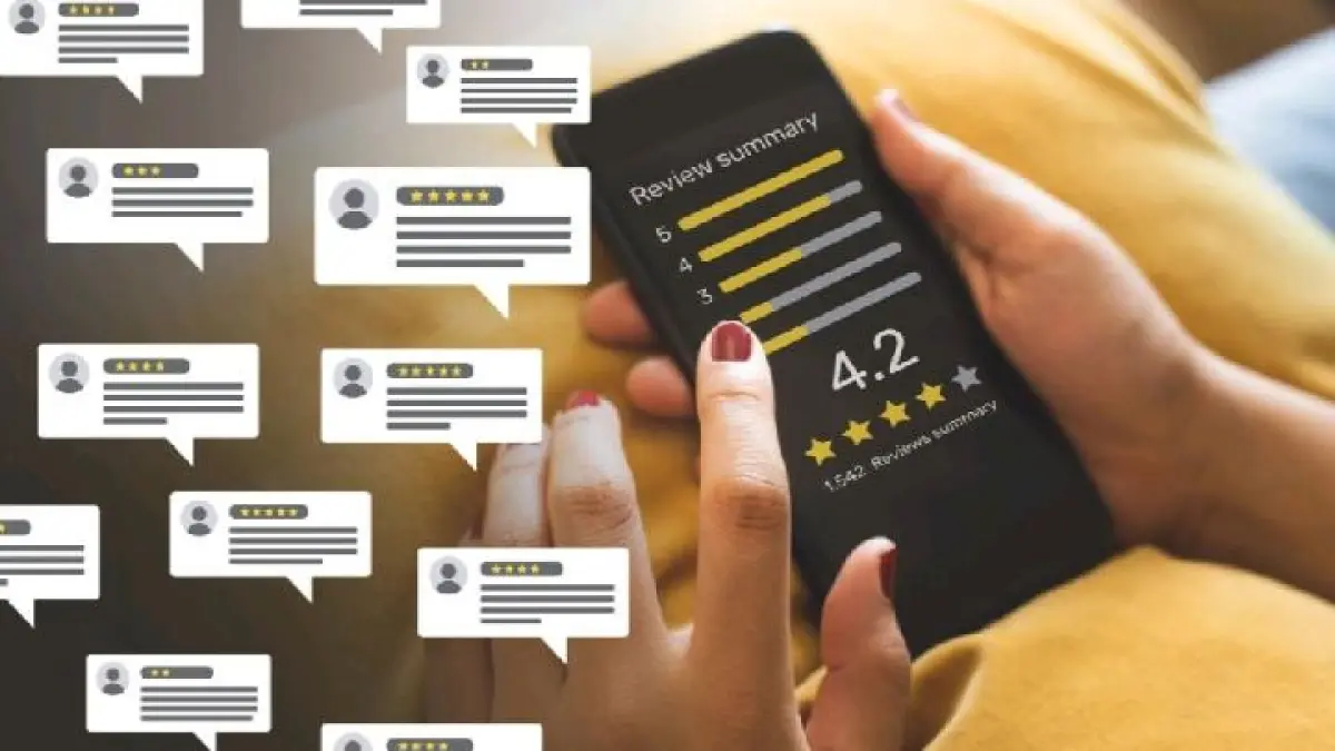 Ilustrasi konsumen melihat rating dan ulasan produk melalui aplikasi e-commerce. Foto: Ist.