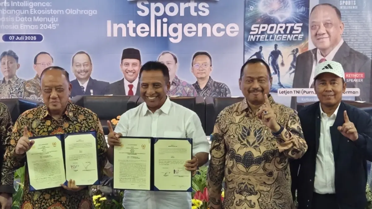 Ketua Umum KONI Pusat Marciano Norman (kiri), Rektor Unesa Prof Dr Nurhasan, Ketua Umum KONI Jatim, Muhammad Nabil, dan Warek Unesa, Prof Cahyo Dwi Kartiko. (KONI Jatim) 