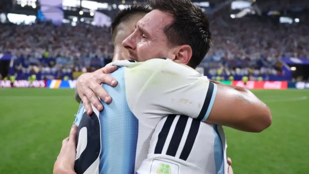 Lionel Messi menangis haru usai bawa Argentina come back lawan Mesir. (The Guardian/Patrick Smith/FIFA/Getty Images) 