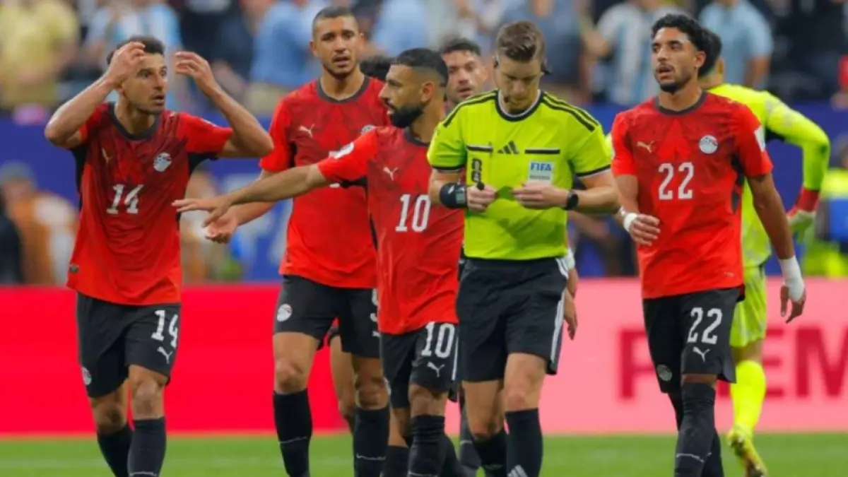 Pemain Mesir melakukan protes kepada wasit Francois Letexier asal Prancis. (ESPN) 