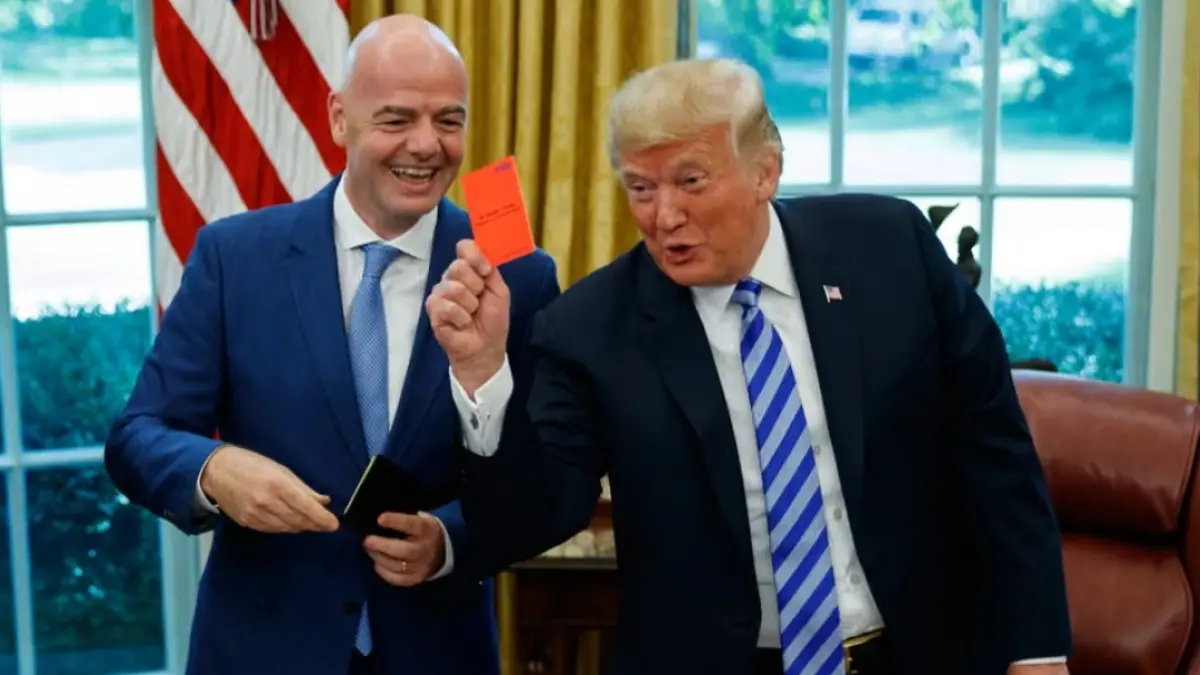 Presiden Amerika Serikat Donald Trump berbicara dengan Presiden FIFA Gianni Infantino mengenai kemungkinan pembatalan kartu merah yang diterima Folarin Balogun.(Evan Vucci/AP) 