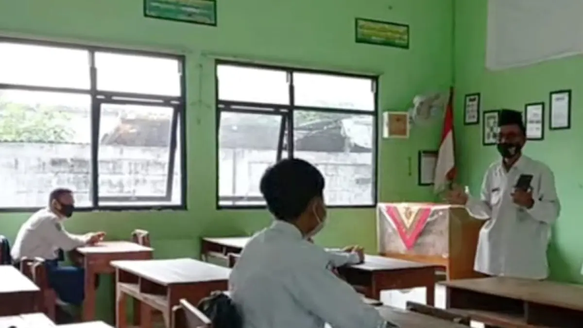 Siswa madrasah tsanawiyah mengikuti kegiatan belajar mengajar di dalam kelas. (Rahmat Sudrajat) 