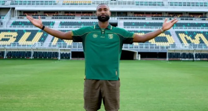 Yuran Fernandes perkuat lini belakang Persebaya. 