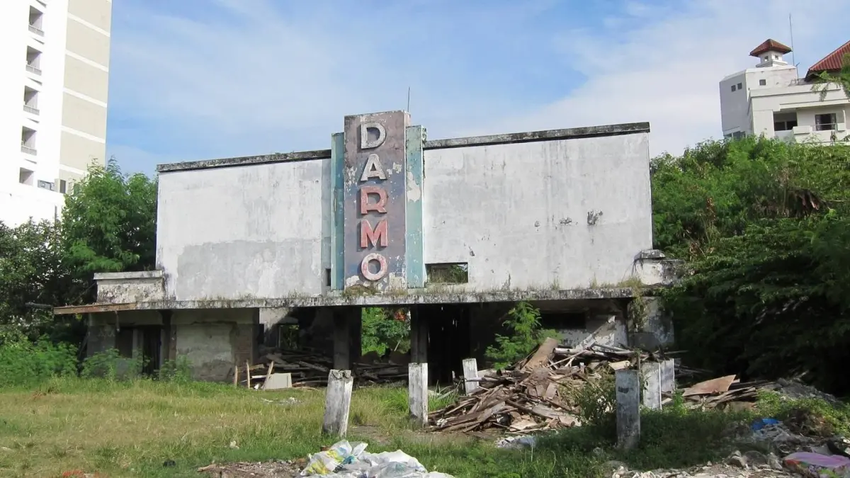 Bioskop Darmo di kawasan Jalan Pandegiling kini telah dibongkar dan berganti bangunan modern. Padahal, selama puluhan tahun gedung itu menjadi saksi masa kejayaan bioskop kelas menengah ke bawah. (IST)