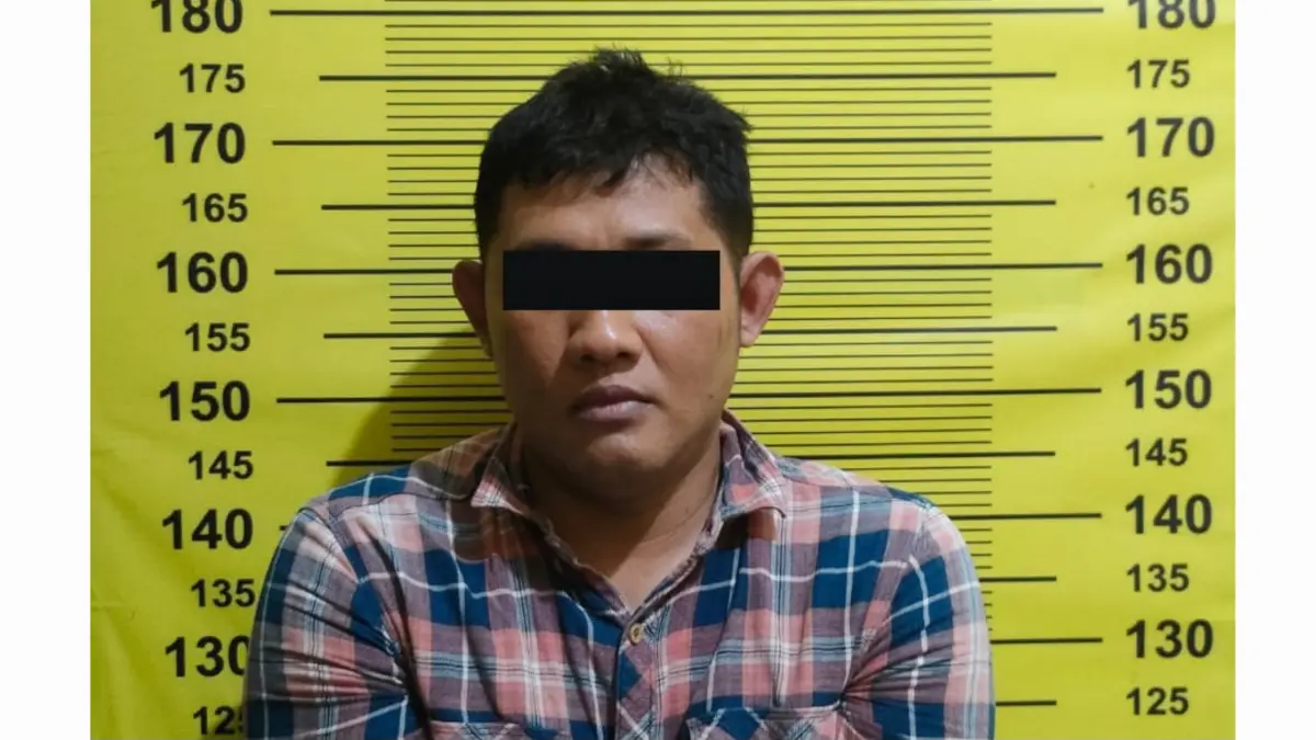 DIAMANKAN : Tersangka GG ditahan di Mapolsek Sukomanunggal usai tepergok curi HP milik kuli bangunan di Jalan Darmo Permai Selatan, Surabaya. (IST/RADAR SURABAYA)