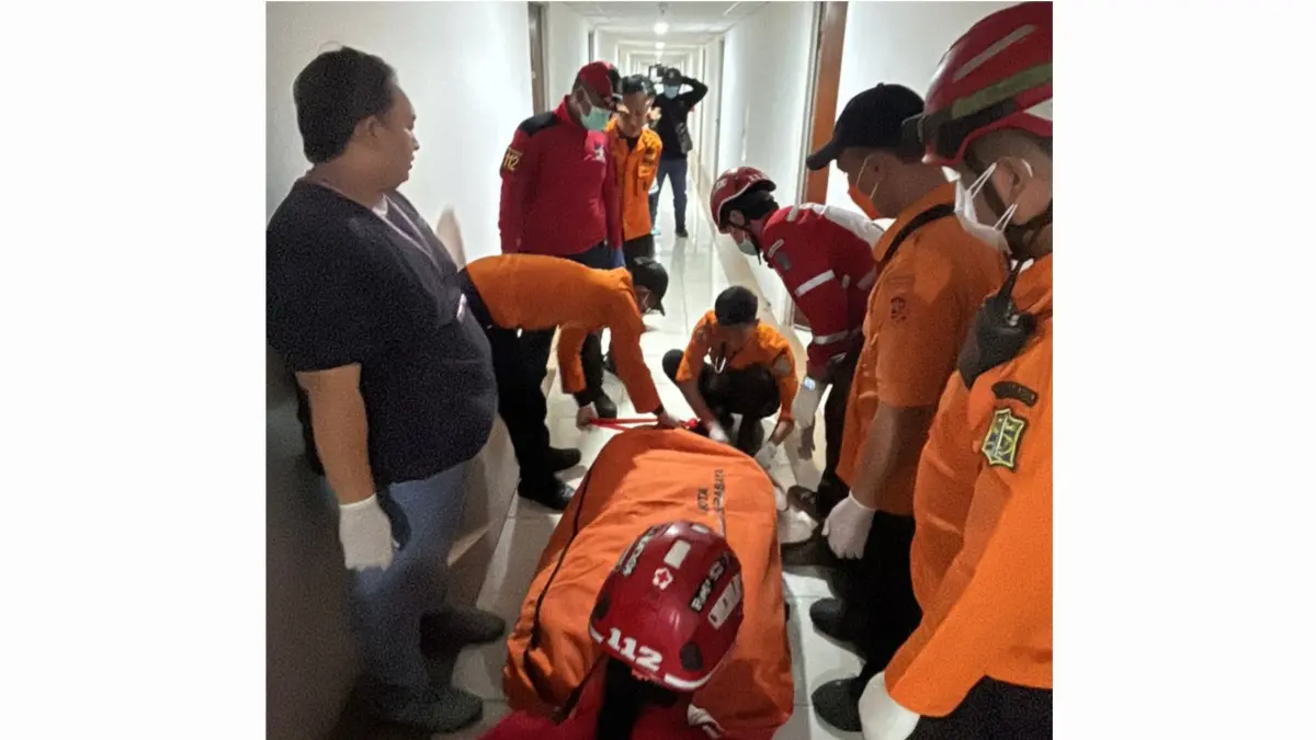 EVAKUASI : Petugas BPBD mengevakuasi mayat korban N yang ditemukan meninggal dunia di kamar lantai 6 apartemen wilayah Surabaya Timur. (IST/RADAR SURABAYA)
