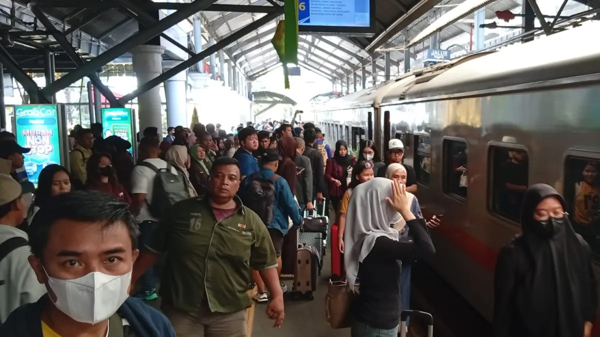 Masyarakat semakin banyak menggunakan angkutan kereta api. (Rahmat Sudrajat) 