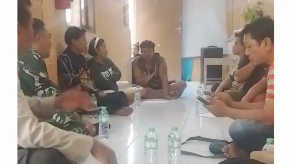 MEDIASI: Pemilik kontrakan dan penghuni saat bermusyawarah terkait polemik kompensasi disaksikan Bhabinkamtibmas dan Babinsa di Jalan Kapasari, Surabaya. (IST/RADAR SURABAYA)