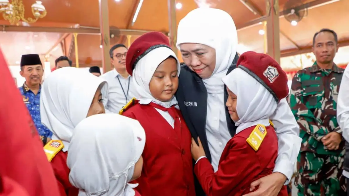 PEDULI: Gubernur Jawa Timur Khofifah Indar Parawansa bersama sejumlah anak didik di Jatim.