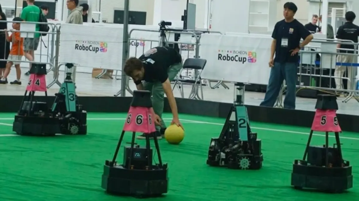 Robot IRIS ITS (hijau) bertanding pada ajang RoboCup 2026 kategori Middle Size League di Songdo, Korea Selatan. (Istimewa) 