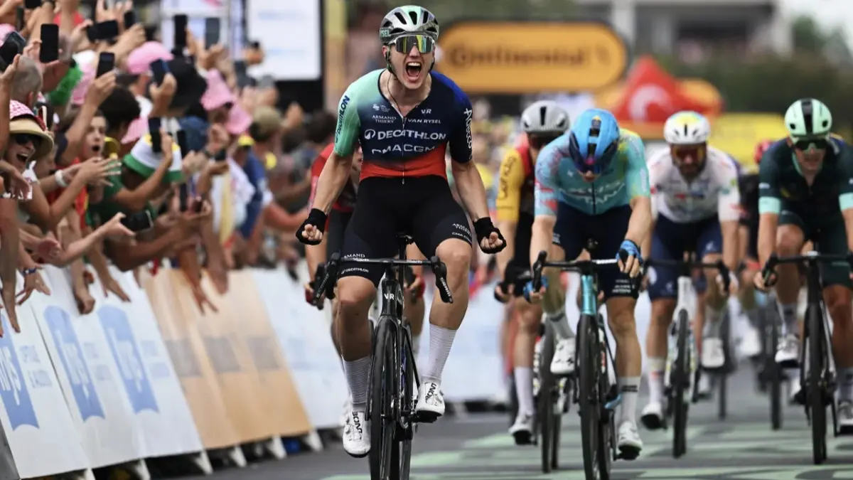 Pembalap Belanda Olav Kooij meraih kemenangan dramatis pada etape kelima Tour de France 2026 setelah sejumlah pembalap mengalami kecelakaan hanya beberapa kilometer menjelang finis, tepatnya saat balapan menyisakan kurang dari lima kilometer.(Tour de France) 