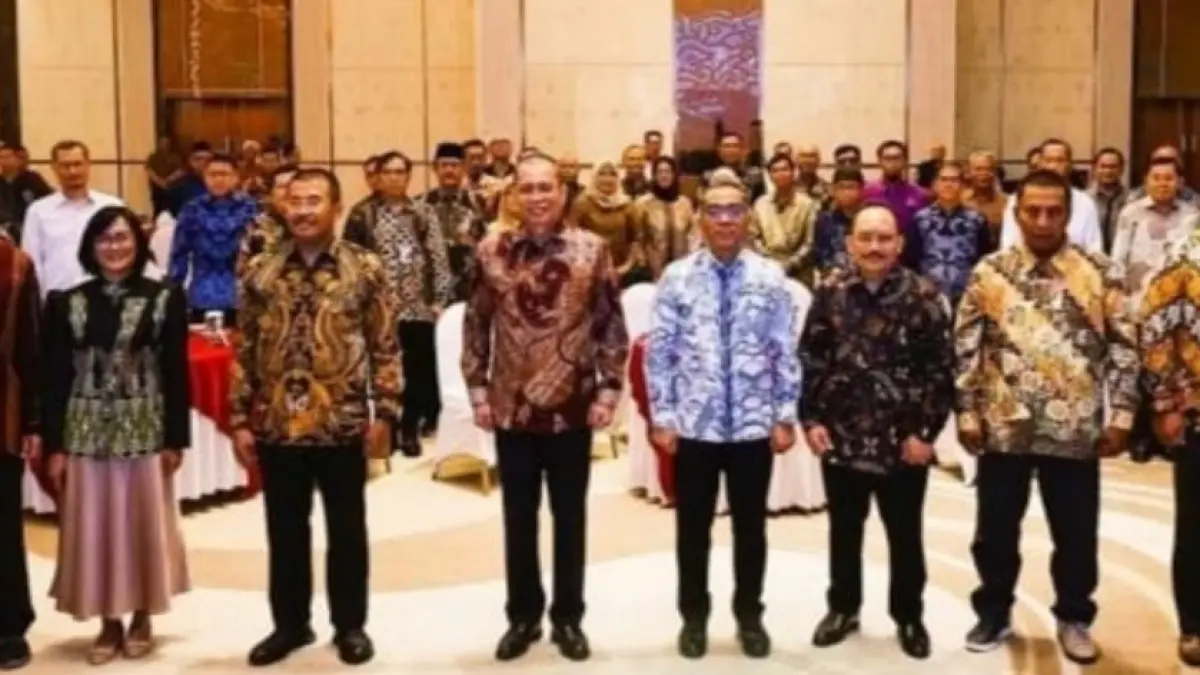 Menteri Pendidikan Tinggi, Sains, dan Teknologi (Mendiktisaintek), Brian Yuliarto, mengukuhkan jajaran pengurus Forum Rektor Indonesia (FRI) periode 2025–2026. Kepengurusan sebelumnya dipimpin Rektor Unesa, Prof. Nurhasan, yang kini menjabat Ketua Dewan Pertimbangan FRI.(rahmat Sudrajat
