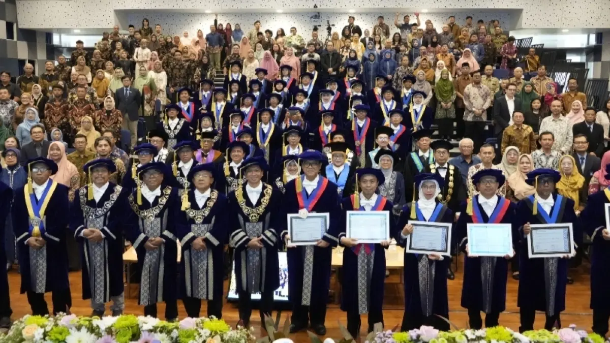 Rektor ITS bersama enam guru besar baru usai prosesi pengukuhan di Auditorium Gedung Research Center ITS, Jumat (10/7). Pengukuhan ini memperkuat kontribusi ITS dalam menghadirkan inovasi di bidang kecerdasan buatan, material, lingkungan, konstruksi, dan sistem tenaga listrik.