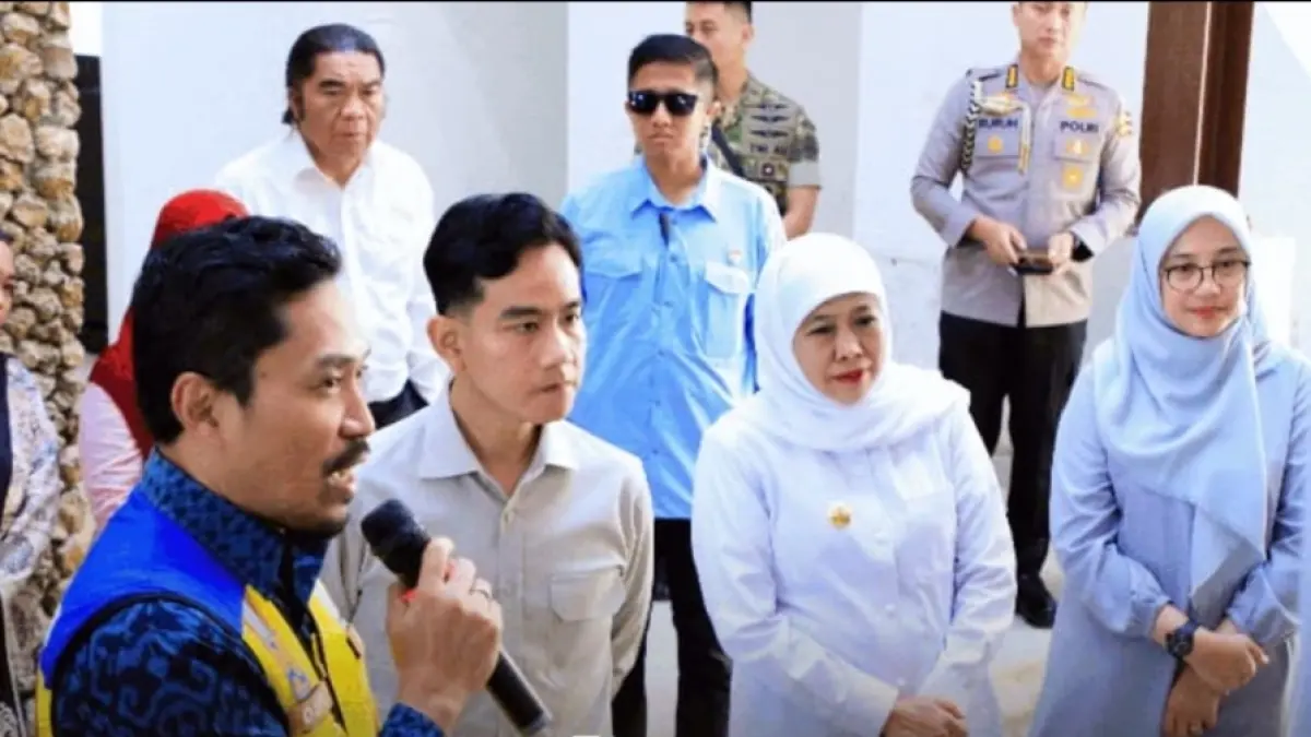 Gubernur Jawa Timur Khofifah Indar Parawansa dan Bupati Ipuk Fiestiandani mendampingi Wakil Presiden RI Gibran Rakabuming Raka meninjau progres revitalisasi Pasar Induk Banyuwangi. Jumat (10/7).(Biro Adpim Pemprov Jatim) 