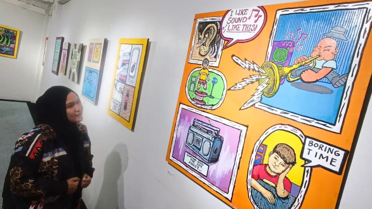 Pengunjung mengamati karya seni rupa yang dipamerkan di Galeri Prabangkara, Surabaya. (ANDY SATRIA/RADAR SURABAYA)