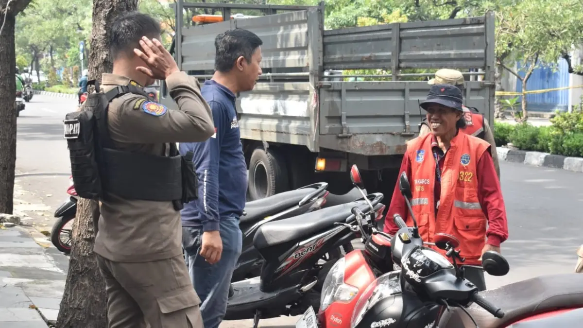 Petugas melakukan sosialisasi parkir nontunai di Surabaya. (IST)