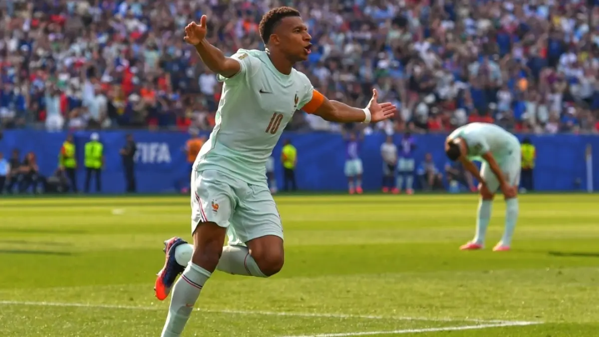 Selebrasi Kylian Mbappe usai cetak gol lawan Maroko. (AP Photo/Steven Senne) 