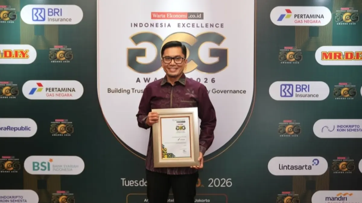Direktur Manajemen Risiko PGN Eri Surya Kelana mewakili PGN menerima Indonesia Excellence Good Corporate Governance Ethics in Supporting National Energy Diversification and Transition - Oil and Gas Category pada ajang Indonesia Excellence Good Corporate Governance (GCG) Award 2026 yang diselenggarakan oleh Warta Ekonomi. Penyerahan penghargaan ini digelar di Jakarta, (30/6). 