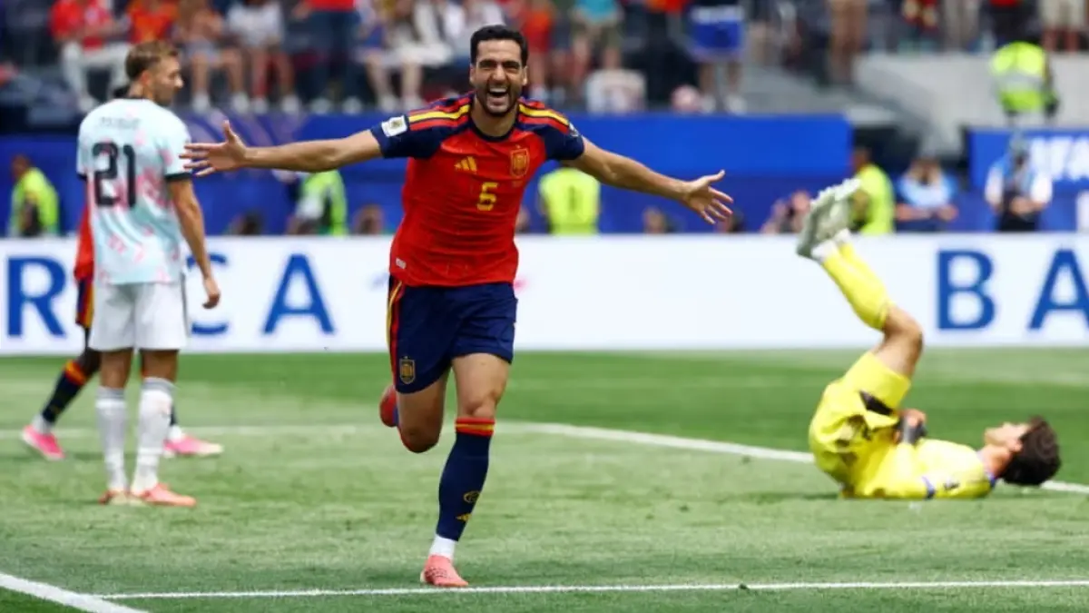 Mikel Merino merayakan gol penentu kemenangan dengan merentangkan kedua tangan pada penghujung laga. ( Kai Pfaffenbach/Reuters) 