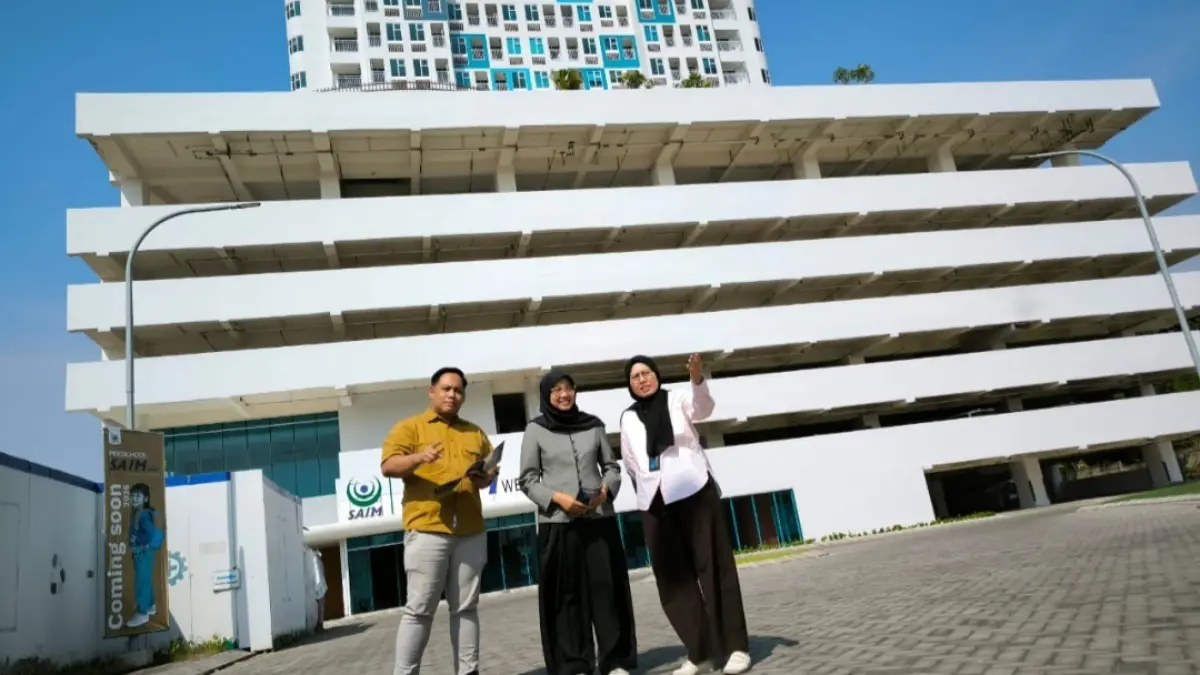 Tambah Fasilitas: Wahyu Setyaningsih (kanan) bersama Teddy Setiawan dan Arifah Rasyidayanti saat meninjau fasilitas baru SAIM di Apartemen Westown View di Surabaya Barat. Diharapkan, penambahan fasilitas bisa menarik pembeli baru baik endn-user maupun investor. (M. Afiq Firdaus) 