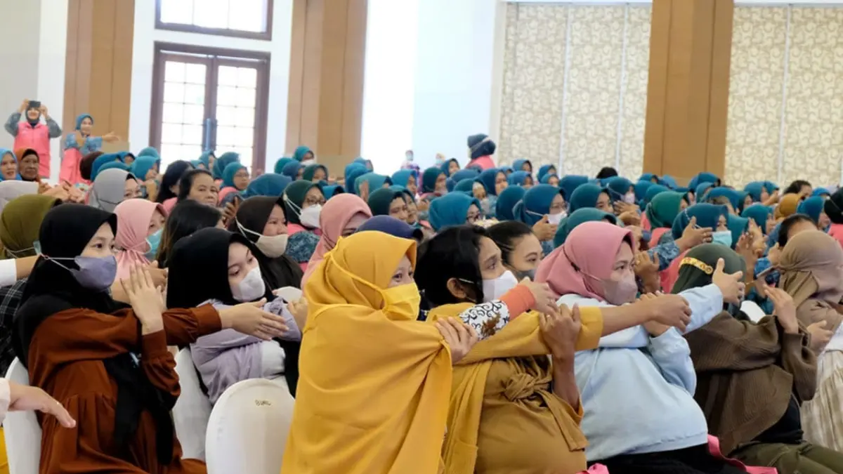 Ibu-ibu hamil melakukan senam ringan bersama. (Rahmat Sudrajat/Radar Surabaya)