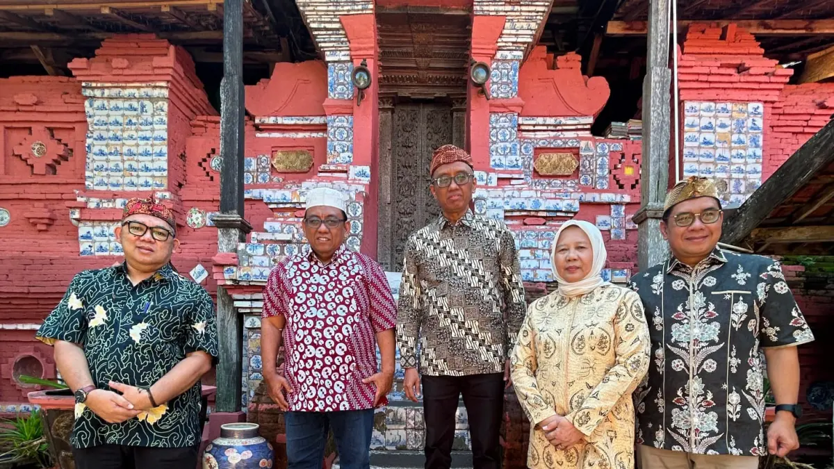Jajaran pimpinan Untag Surabaya saat berziarah untuk merefleksikan nilai-nilai kepemimpinan dan amanah pendidikan yang diwariskan Sunan Gunung Jati.