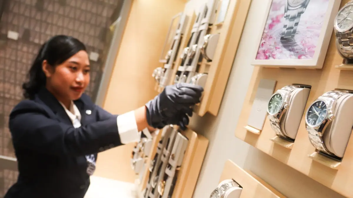 Jam tangan&nbsp;luxury masih memiliki penggemar tersendiri di Surabaya. (ANDY SATRIA/RADAR SURABAYA)