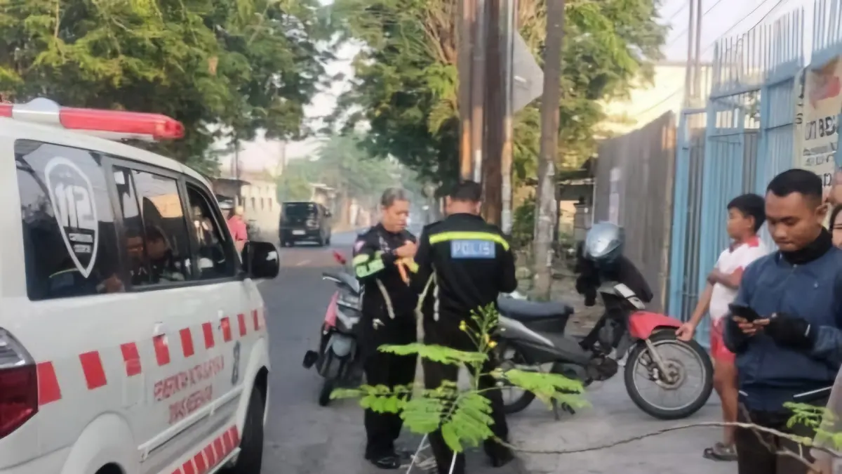 OLAH TKP: Petugas saat melakukan olah TKP kecelakaan dua sepeda motor di Jalan Sepat, Lidah Kulon, Surabaya. (IST/RADAR SURABAYA)