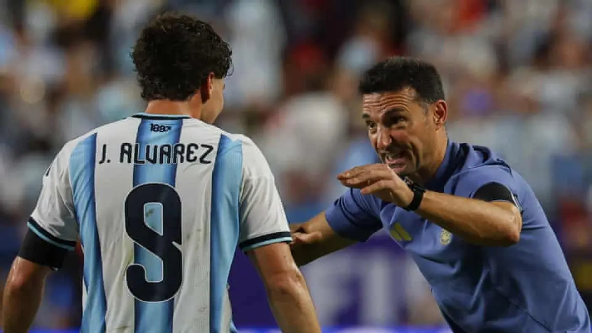 Pelatih Argentina, Lionel Scaloni, memberikan instruksi kepada Julián Álvarez saat pertandingan perempat final Piala Dunia melawan Swiss di Kansas City.(Christopher Neundorf/EPA). 