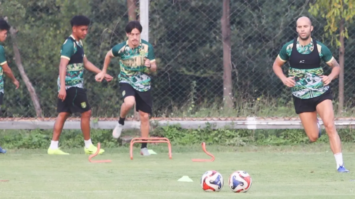 Persebaya Surabaya memulai latihan menyambut Super League 2026/2027.(Andy Satria) 