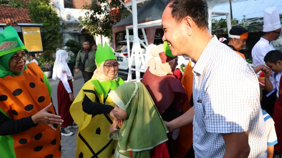 Sejumlah orang tua mengantar anaknya pada hari pertama masuk sekolah di Surabaya. (IST)