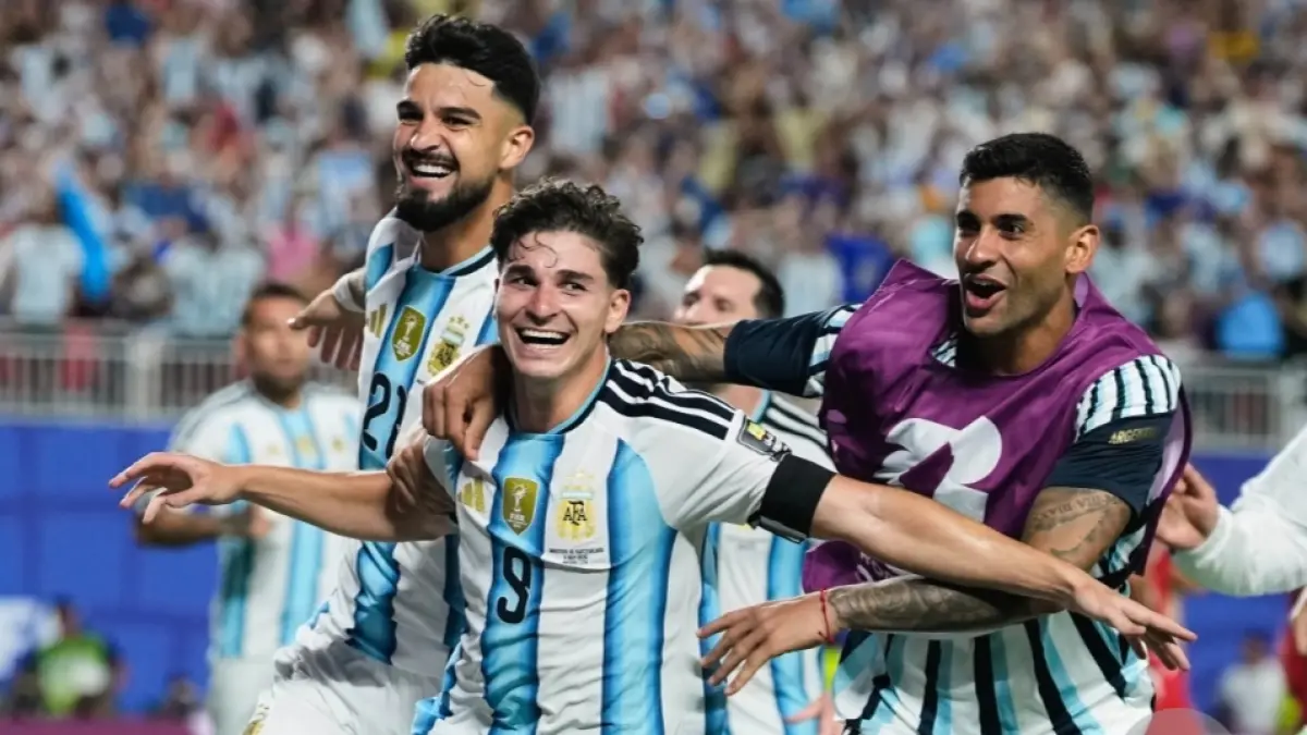 Selebrasi Julian Alvarez (9) usai cetak gol yang membuat skor menjadi 2-1 untuk Argentina. (AP Photo/Charlie Riedel) 