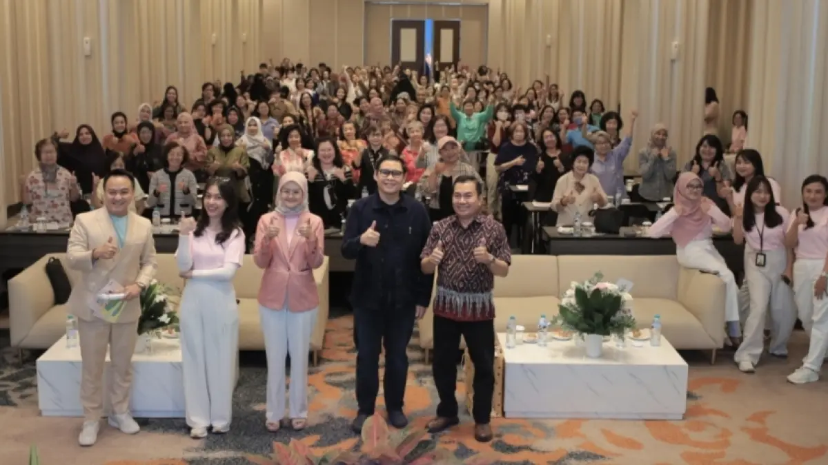 Seminar Nasional Awam bertajuk "She Thrives: A Road to Better Health" yang digelar di Surabaya, Sabtu (11/7).
