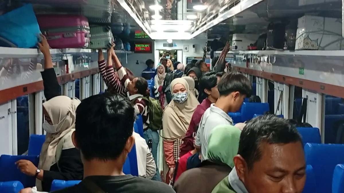Suasana Stasiun Surabaya Gubeng dipadati penumpang pada puncak arus balik hari terakhir libur sekolah. Ribuan pelajar dan keluarga kembali ke kota masing-masing menjelang dimulainya tahun ajaran baru. (Rahmat Sudrajat) 
