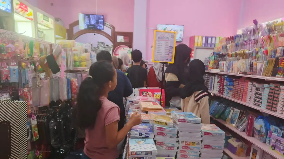 Toko buku di Surabaya penuh menjelang masuk sekolah. (RAHMAT SUDRAJAT/RADAR SURABAYA)
