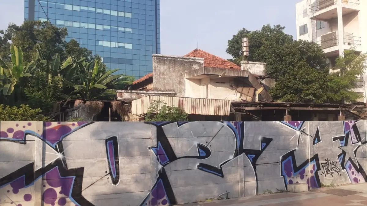 &nbsp;Bekas Bioskop Dana di kawasan Keputran yang mangkrak. (Lambertus Hurek/Radar Surabaya)