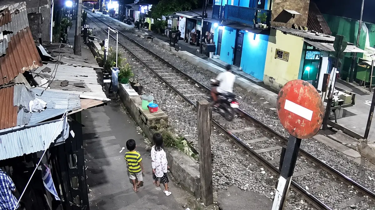 BERBAHAYA: Pengendara motor nekat melintas di atas jalur rel kereta api di kawasan Sidotopo Lor, Kelurahan Sidotopo, Kecamatan Semampir.