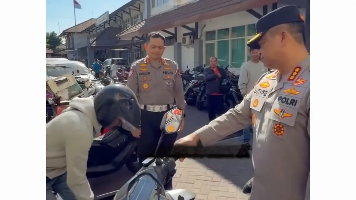 DISERAHKAN: Kapolrestabes Surabaya Kombes Pol Lutfhie Sulistiawan (kanan) saat melihat penyerahan kendaraan BB laka lantas.(IST/RADAR SURABAYA)