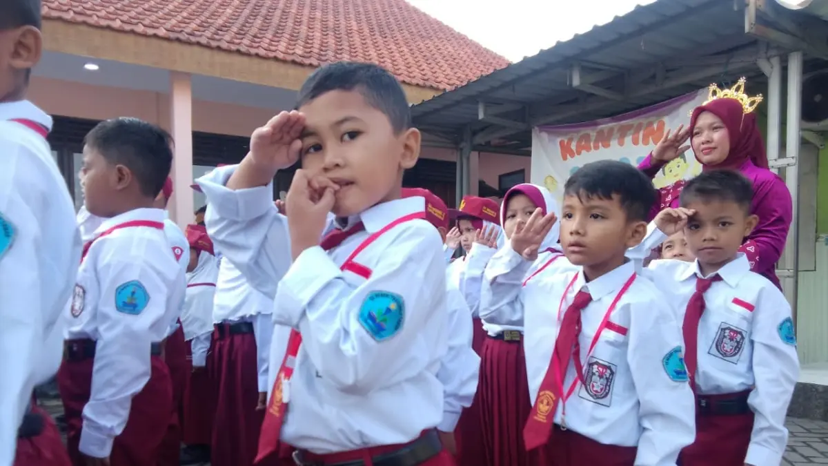 HORMAT: Para siswa di Sidoarjo saat masuk hari pertama sekolah. (DIKY SANSIRI/RADAR SURABAYA)