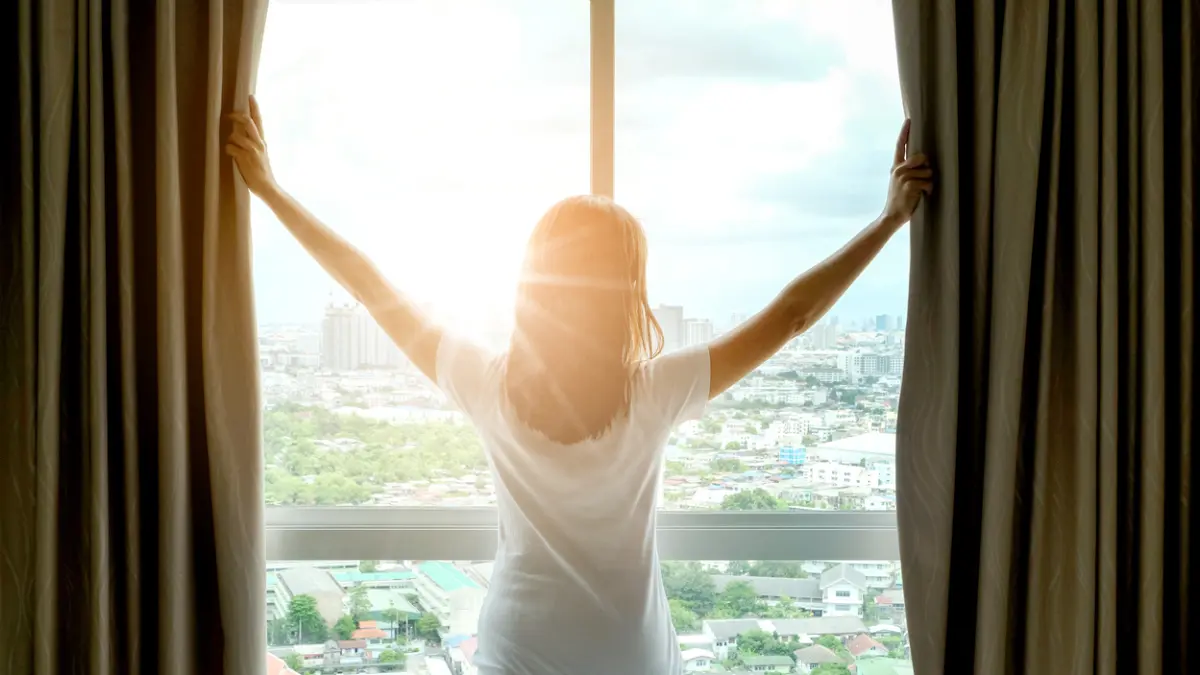 Ilustrasi berjemur di bawah sinar matahari pagi. Aktivitas ini dapat membantu memenuhi kebutuhan vitamin D apabila dilakukan pada waktu dan durasi yang tepat. Foto: Ist.