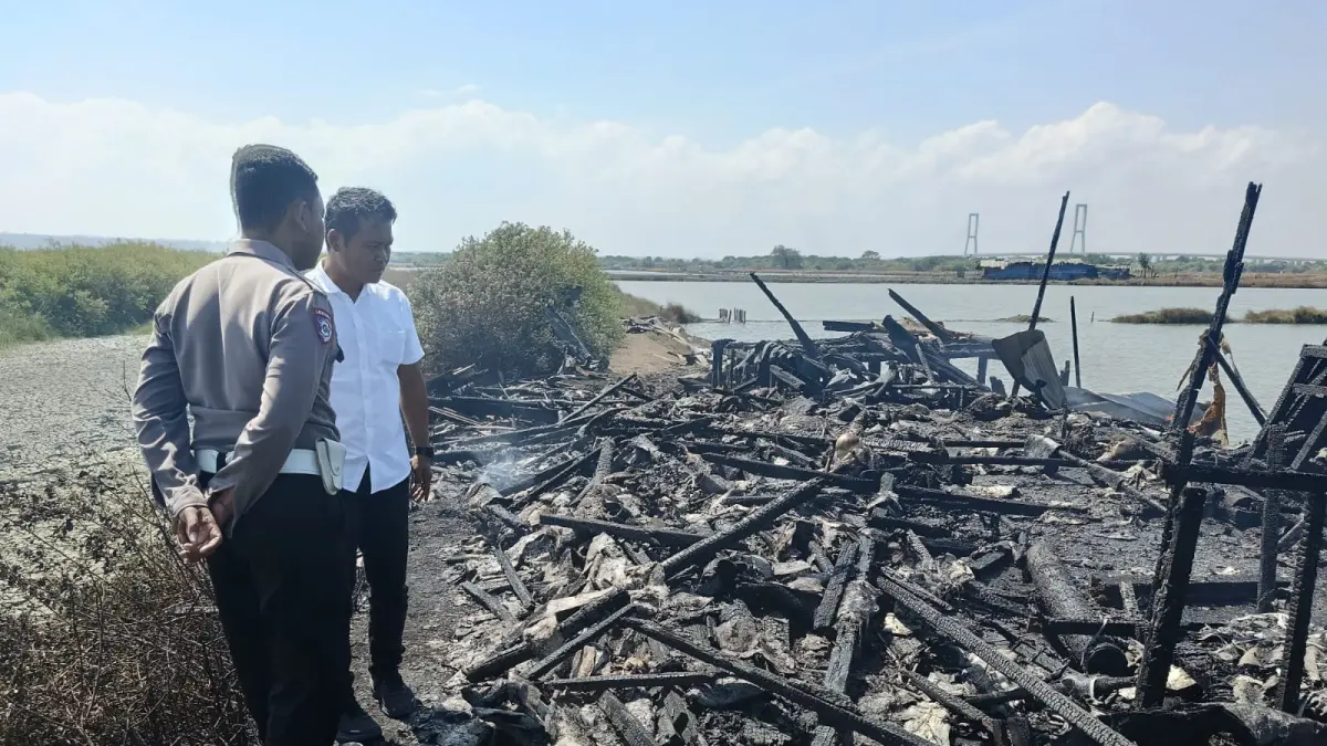 LOKASI: Anggota Polsek Kenjeran saat berada di lokasi kandang kambing yang habis terbakar di Jalan Bulak Banteng, Surabaya. (IST/RADAR SURABAYA)