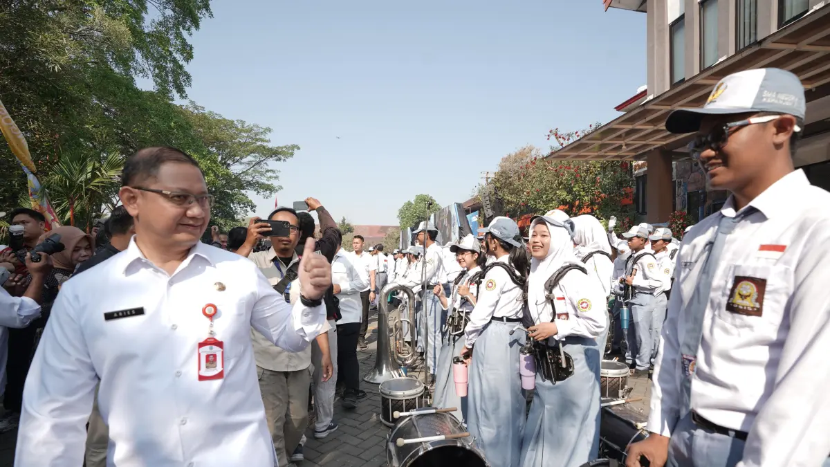 MENYAPA: Kepala Dindik Jatim, Aries Agung Paewai, menyapa siswa yang mengikuti MPLS. Melalui kegiatan ini Dindik menanamkan integritas dan kejujuran pada siswa.(IST/RADAR SURABAYA)