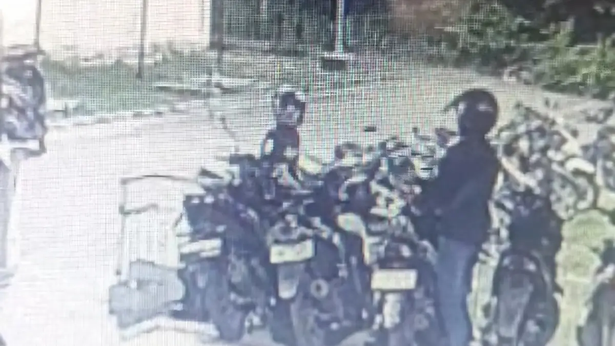 PILIH SASARAN: Dua pria saat terekam CCTV sebelum mencuri motor di Rusunawa PBI Surabaya. (IST/RADAR SURABAYA)